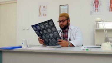 Erkek doktor beyin xray sonuçları hakkında endişe verici