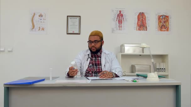 Assistente medico afroamericano maschio che prescrive pillole e compila il modulo — Video Stock