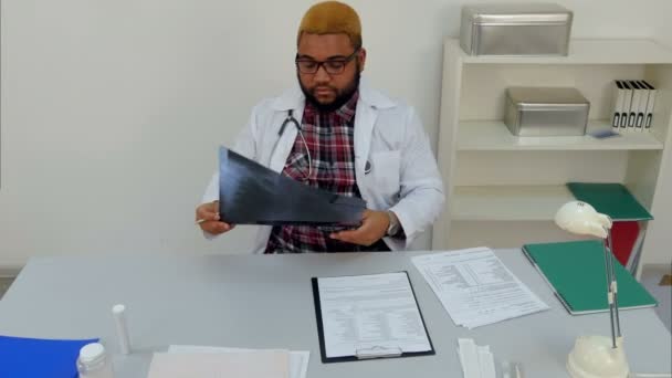 Jeune médecin homme examinant l'image de radiographie pulmonaire — Video