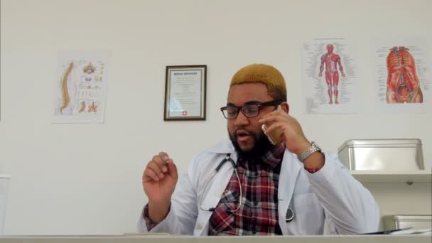Афро-американських чоловіків медика маючи телефонну розмову з пацієнтом — стокове відео