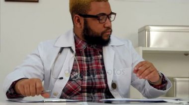 Afro-Amerikan erkek doktor telefon mesajı üzerinde heyecan almak