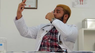 Komik selfies alarak ve başparmak gösterilmesini erkek doktor