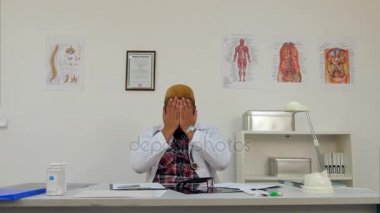 Afroamerican erkek doktor uzun iş günü sonra yorgun