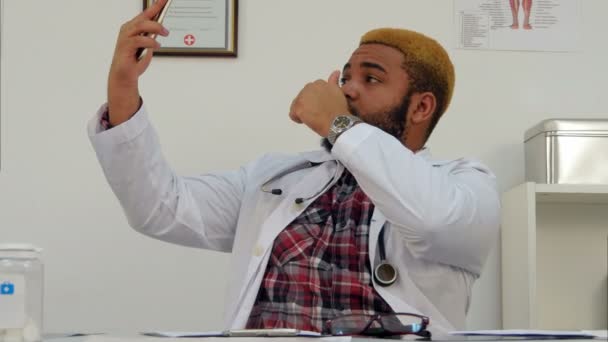 Mannelijke arts grappige selfies te nemen en het tonen van de duim omhoog — Stockvideo