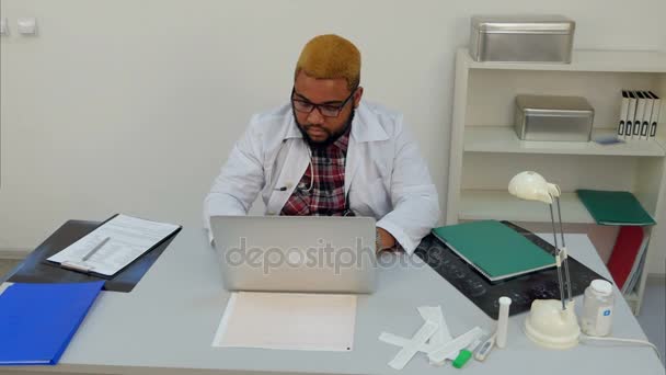Afroamerican erkek doktor ışığı söndüğünde ofiste çalışan — Stok video