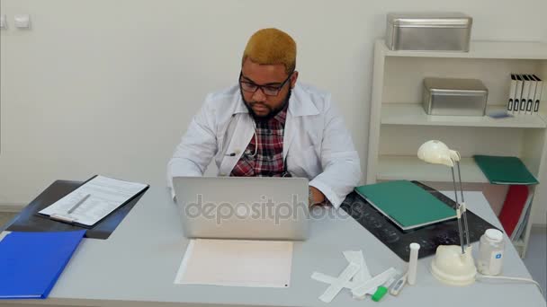 Médecin afro-américain travaillant dans le bureau quand la lumière s'éteint — Video