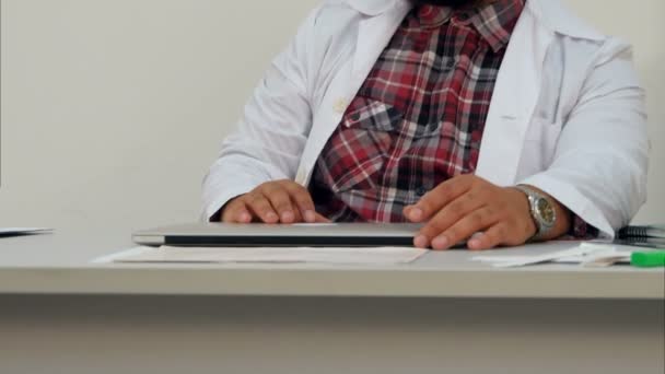 Masculin doctor mâini pe un laptop — Videoclip de stoc