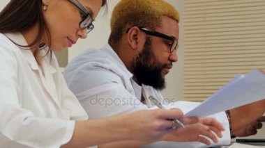Dizüstü bilgisayarda görüntülü görüşme yoluyla reçeteleme ilaçlar Afroamerican erkek doktor ve erkek hemşire