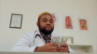 Afroamerican erkek doktor maaşını nakit sayma