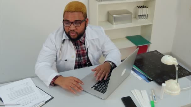 Afrika kökenli Amerikalı Doktor hastaya tanı açıklayan ofiste — Stok video