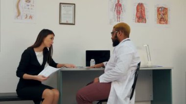 Mutsuz kadın hasta suçlayarak doktor tıbbi uygulama hatası