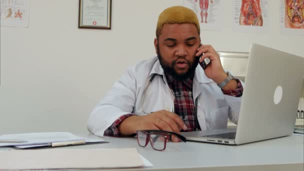 Angry male doctor talking on the phone and actively gesturing — Stock Video