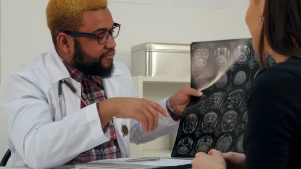 Счастливая пациентка благодарит своего врача и берет с собой рентгеновский снимок — стоковое видео
