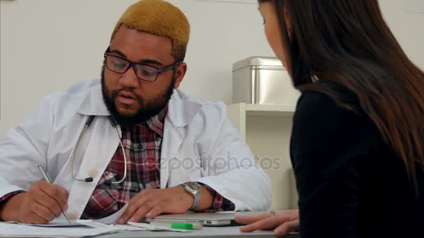 Maschio medico firma carta medica in cambio di denaro paziente femminile — Video Stock