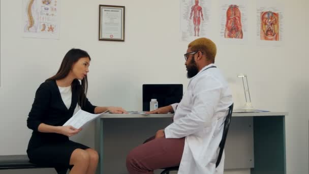 Unzufriedene Patientin wirft Arzt ärztliches Fehlverhalten vor — Stockvideo