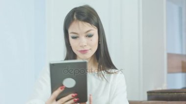 Komik selfies onun dilini çıkarmış onun tablet alarak gülümseyen genç kadın