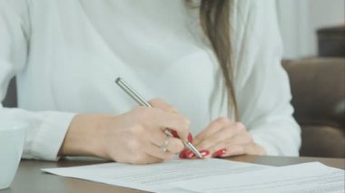 Sözleşme imza koyarak kadın el