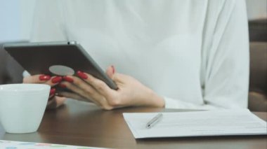 Eller kadın bir kafede dijital tablet kullanma
