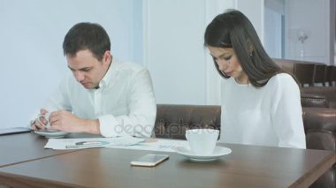 Kahvelerini bitirme ve çalışmaya hazır getting iki iş ortakları