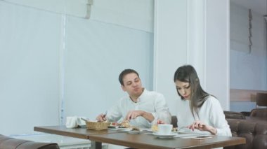 İş yemeği restoranda zevk genç Çift