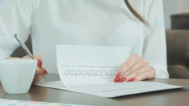 Frau mit roten Nägeln unterschreibt formelle Papiere — Stockvideo