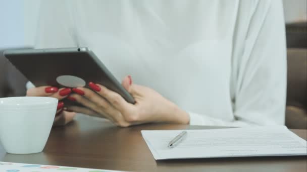 Kvinna händer använder digitala tablett i ett café — Stockvideo