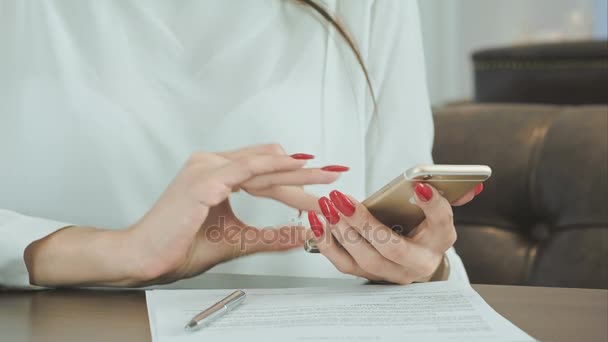 Handen van de vrouw gebruik van mobiele telefoon in restaurant — Stockvideo