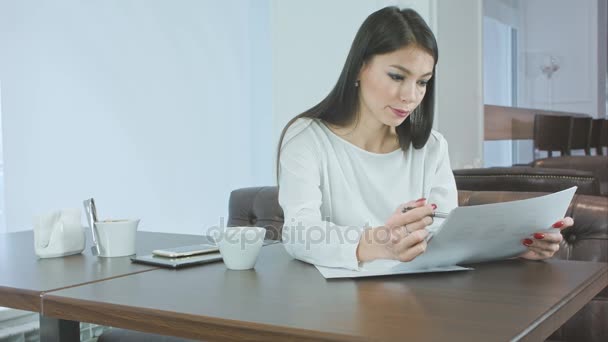 Jovem mulher ocupada preparando relatório do projeto sentado no café — Vídeo de Stock