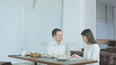 Kafe ve o bu sayma kadın iş arkadaşınız için para vererek iş ortağı