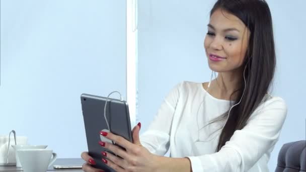 Приваблива молода жінка перевіряє її макіяж за допомогою планшета і готується до відеодзвінків — стокове відео