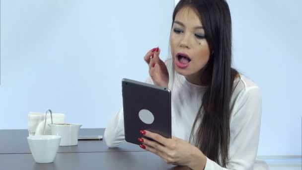 Śmieszne, młoda dziewczyna, za pomocą tabletu, aby sprawdzić jej włosy i makijaż i zrobić selfie — Wideo stockowe