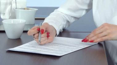 Kadın el kırmızı tırnaklar sözleşme imzalama
