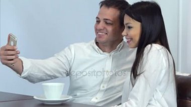 Bir kafede telefonda komik selfies alarak genç Çift