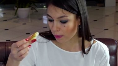 Genç kadın ve erkek sağlıklı ve lezzetli salata yemek