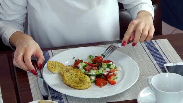 İki genç insan lezzetli iş yemeği yeme — Stok video