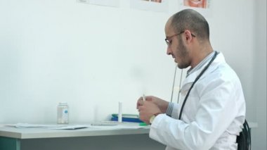 Termometre sallayarak ve hastaya teslim erkek doktor