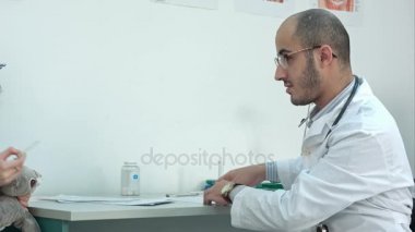 Erkek doktor sıcaklık termometre ve tıbbi formda dolum kontrol