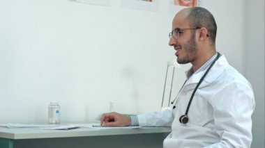 Bunny oyuncak için biraz sabırlı veren doktor gülümseyen