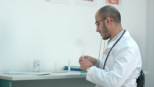 Médico masculino sacudindo o termômetro e entregando ao paciente — Vídeo de Stock