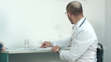 Biraz sabırlı bir lolipop sonra sınav veren doktor gülümseyen