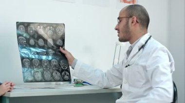 Onun hasta için tomografi x-ray görüntü gülümseyen doktor beyin gösterilen hesaplanan