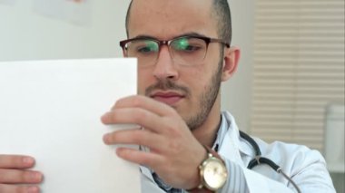 Ciddi doktor önemli tıbbi analiz kontrol