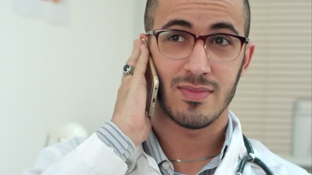 Médecin souriant ayant une conversation téléphonique joyeuse — Video