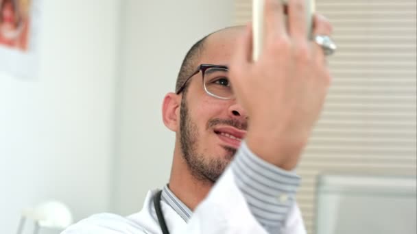 Sonriente médico masculino tomando selfies en su teléfono — Vídeos de Stock