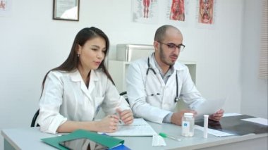 Güzel hemşire ve erkek Doktor hastaya konuşuyor