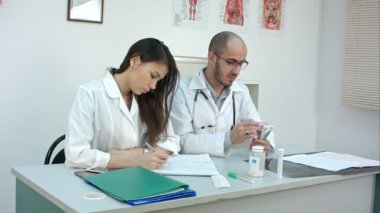 Para sayma ve kadın ortağı veren erkek doktor