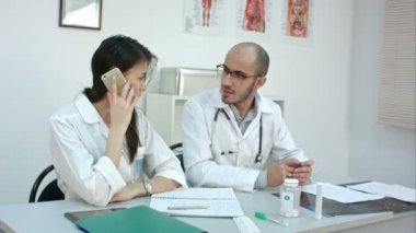 Kadın doktor erkek onun iş arkadaşınız tavsiye istiyorum telefonda konuşuyor