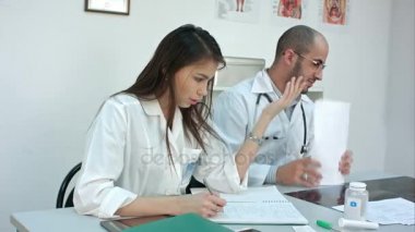 Doktor ve hemşire birbirlerine kavga sonra gülen genç Çift