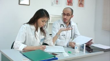 İki doktor ofiste çatışma olması