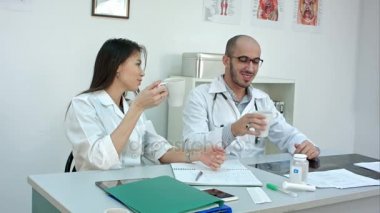 Sağlık personeli kahve molası sırasında sohbet